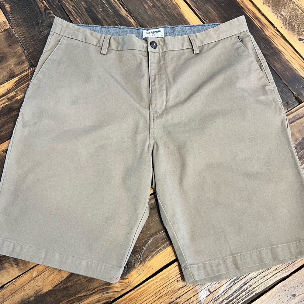 Men’s Billabong Shorts Khaki size 38”